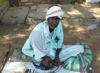 फाटल्या चप्पलाला टाके मारता येते गा पण फाटक्या नशीबाला कसं मारू !