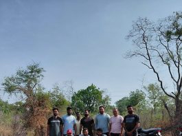 डोनी फाट्याजवळील धोकादायक खड्डे स्वराज्य स्वाभिमानी संघटनेकडून बुजविण्याचा उपक्रम