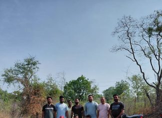 डोनी फाट्याजवळील धोकादायक खड्डे स्वराज्य स्वाभिमानी संघटनेकडून बुजविण्याचा उपक्रम